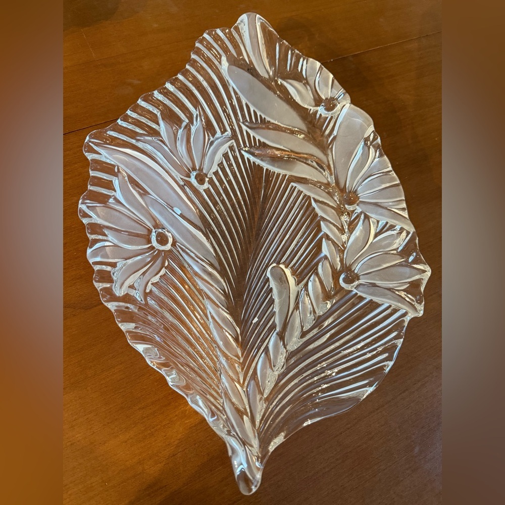 Mikasa Crystal Leaf Shaped Dish Floral Ribbed - Picture 4 of 7